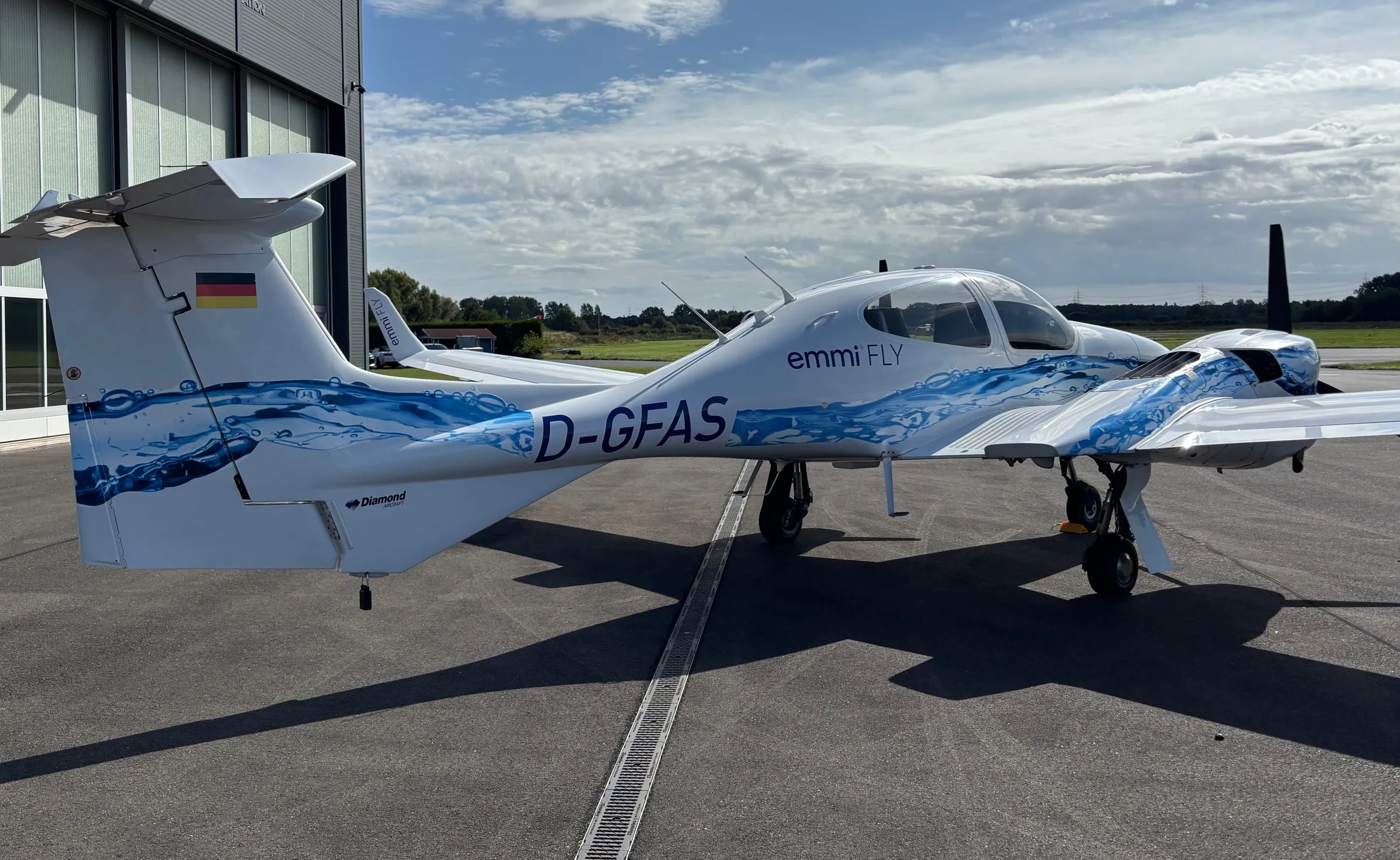 Diamond DA42 D-GFAS im emmi FLY Design vor dem Hangar