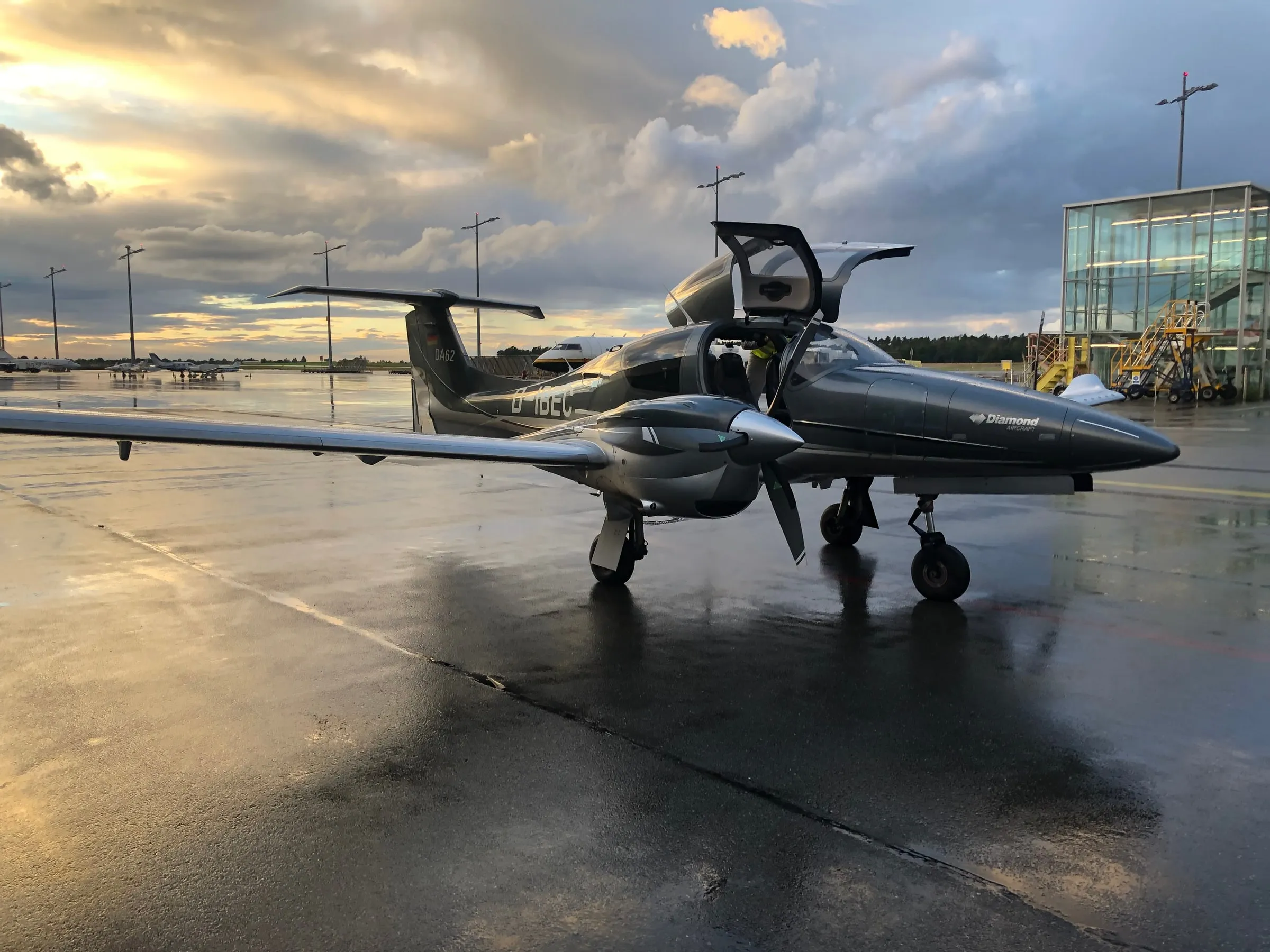 Diamond DA62 D-IBEC von emmi FLY mit geöffneten Türen auf dem Vorfeld