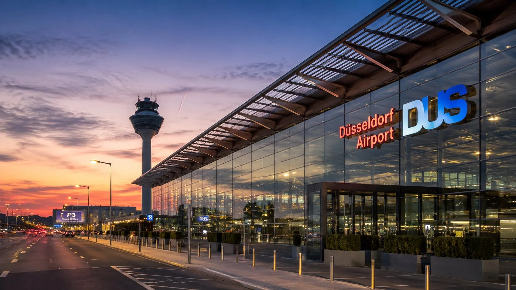 Terminal des Flughafens Düsseldorf bei Abendlicht