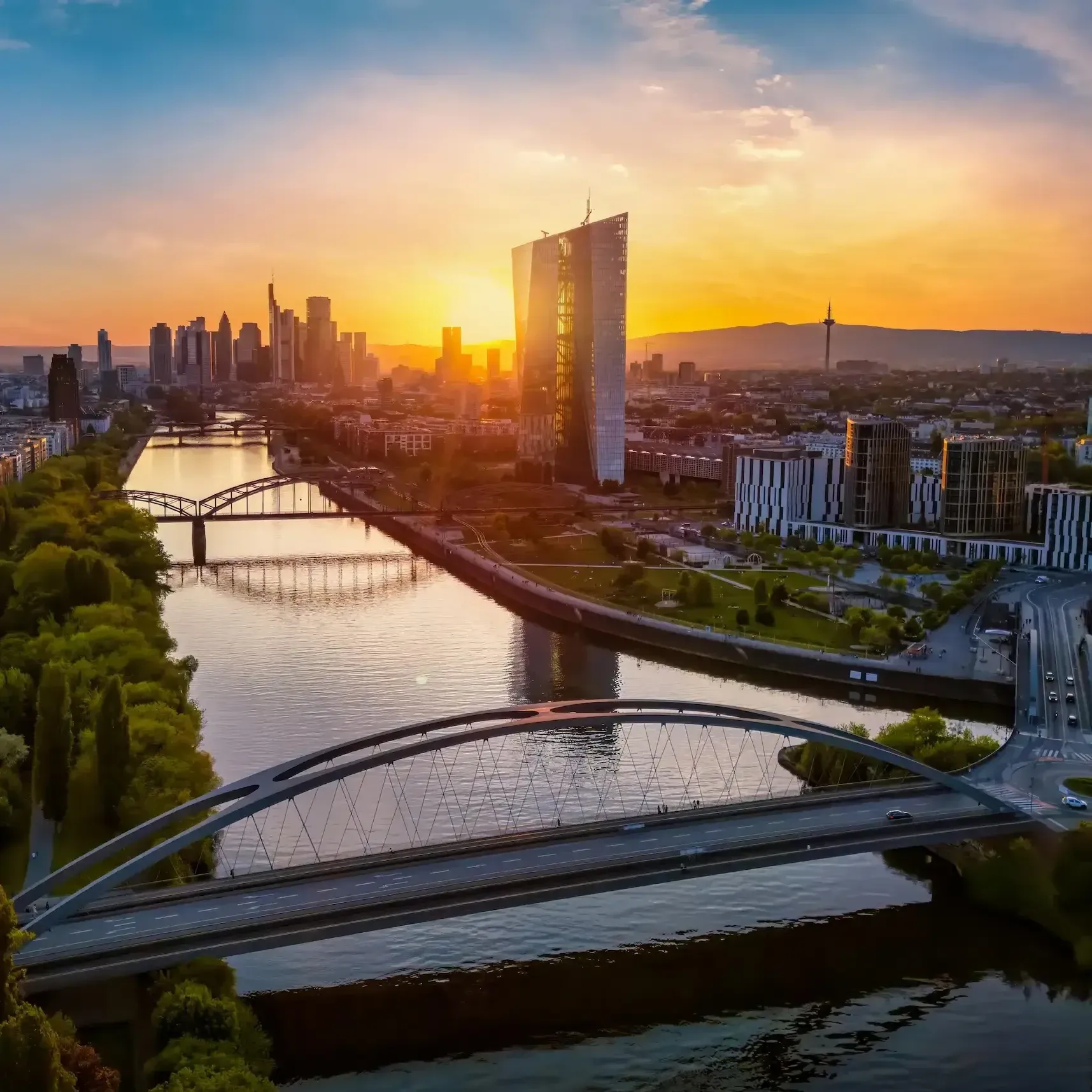 Frankfurter Skyline am Main bei Sonnenuntergang