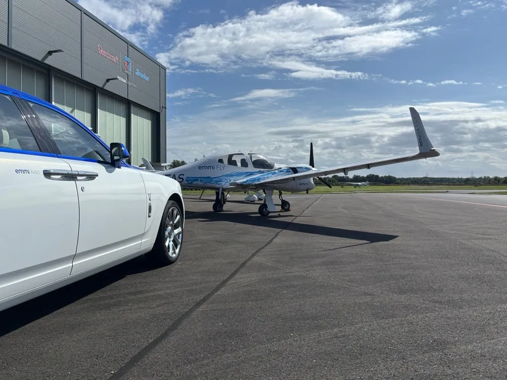 Limousine neben einer emmi FLY Maschine