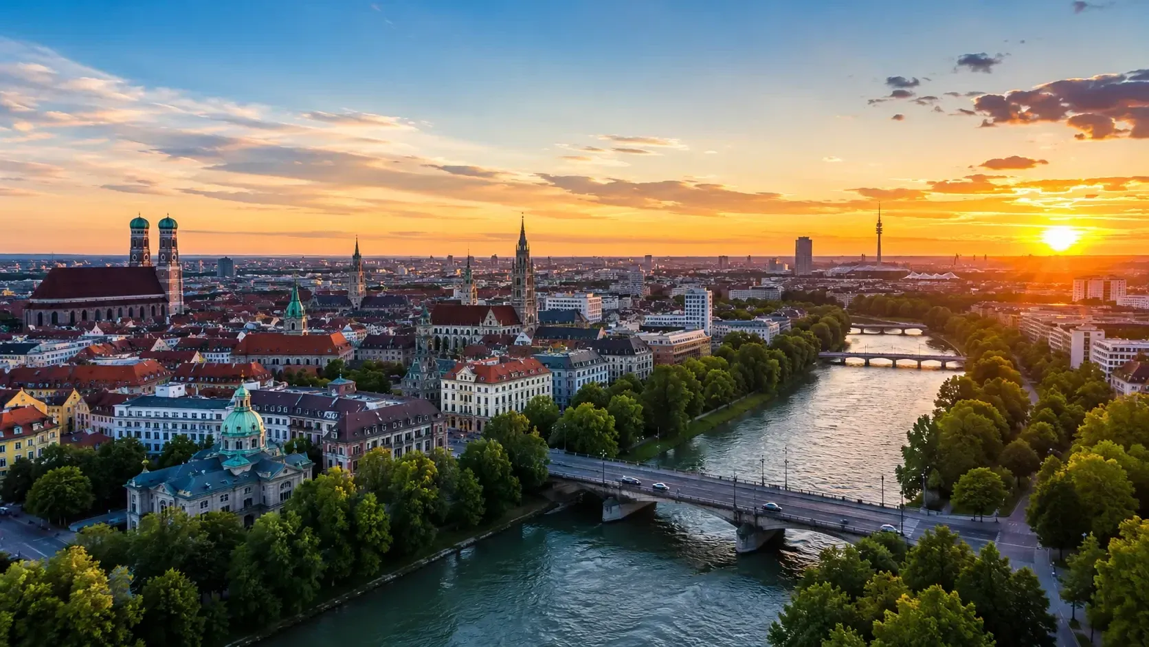 Münchner Altstadt mit Frauenkirche und Isar im Abendlicht