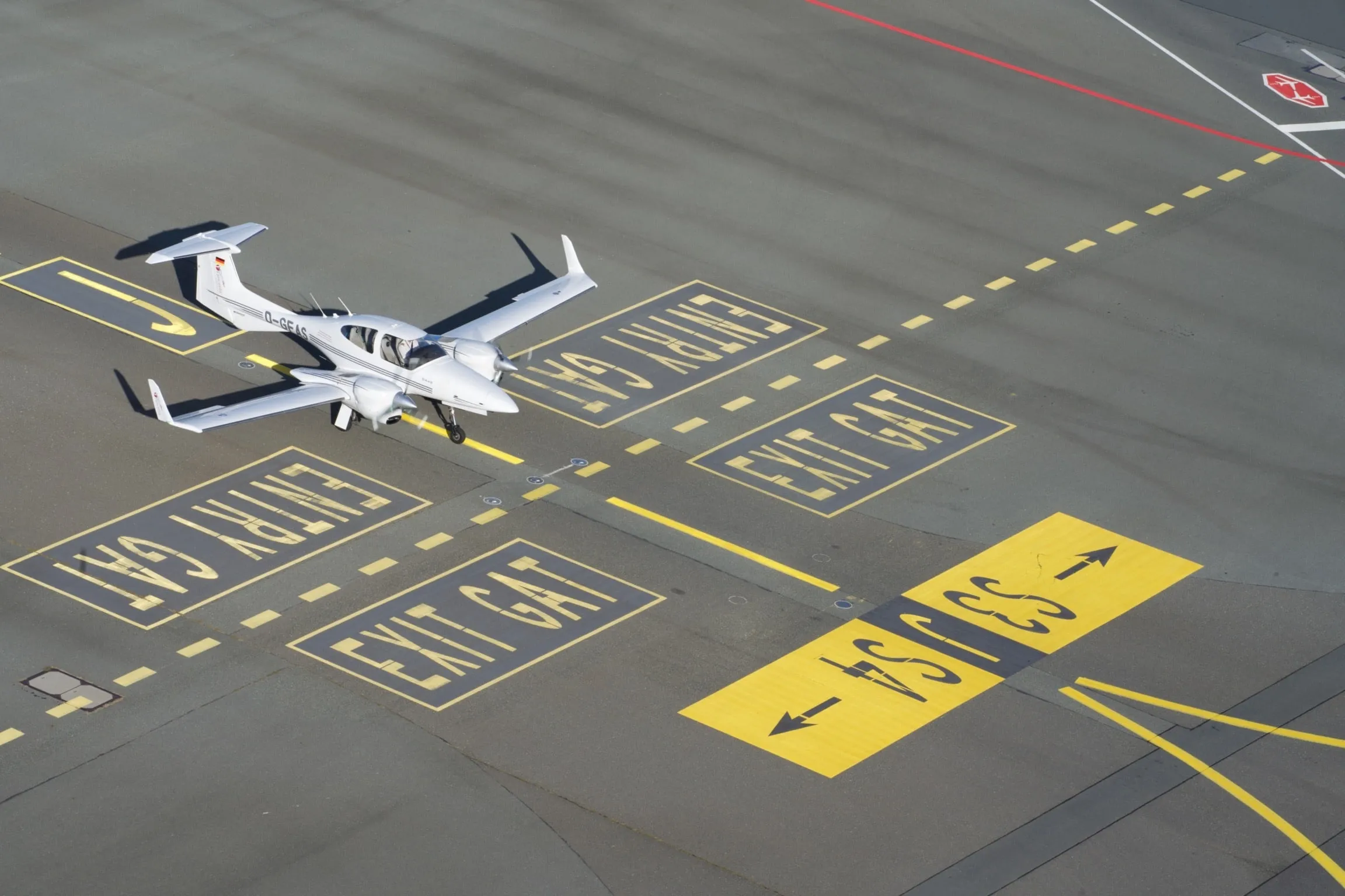 Flugzeug auf dem Vorfeld aus der Vogelperspektive